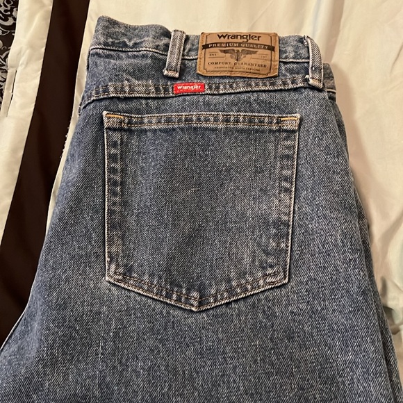 Wrangler mens light wash blue jeans size 36x28 - Picture 6 of 8